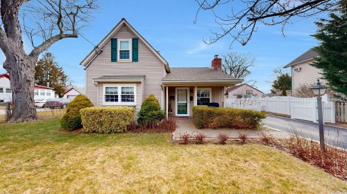 24 Dale Dr, Oakdale, NY 11769-1806