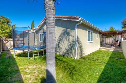 2169 Fiori Dr, Vista CA  92084-7737 exterior