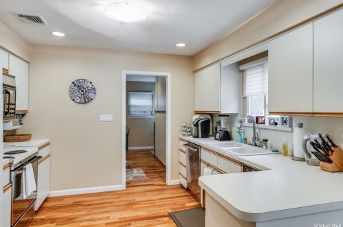 74 Stonehurst Ln, Huntington Station NY 11746-7935 exterior