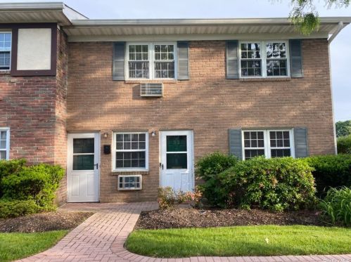 34 Springwood Dr, Babylon, NY 11703-5005