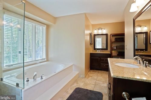 9111 Meadowcreek Ln, Lorton VA  22079-3238 exterior