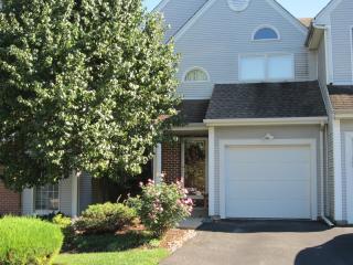 7916 Cross Creek Cir, Breinigsville, PA 18031-1322