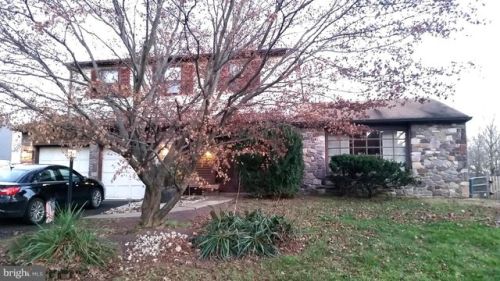221 Woodlake Dr, Southampton, PA 18966-2167