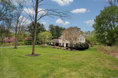4 Rose Hill Rd, Airmont, NY 10901-3204