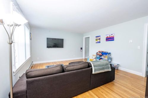 8 Cleveland St, Danbury CT  06810-6102 exterior