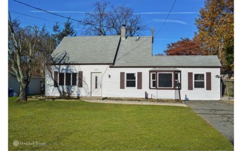 539 Irving St, Westbury, NY 11590-4415
