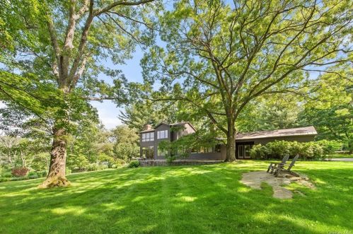 211 Barnegat Rd, Scotts Corners, NY 10576-2120