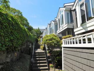 2405 30th St, Tacoma, WA 98407-6327