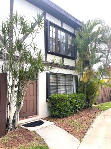 100 Weybridge Cir, West Palm Beach, FL 33411-1501