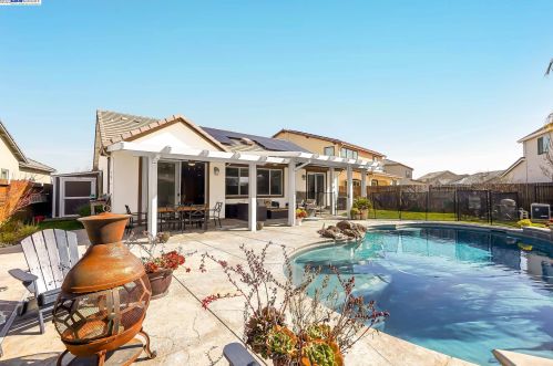 1611 Red Pheasant Ln, Manteca CA  95337 exterior