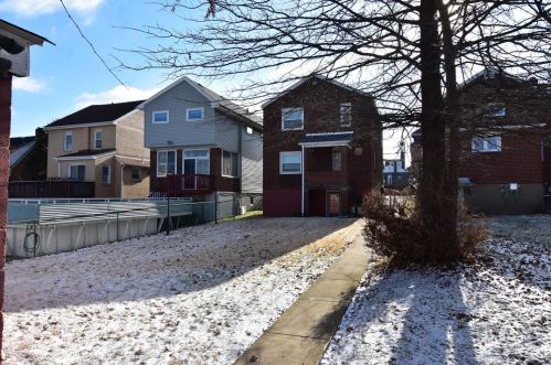 226 Marigold St, Whitaker PA  15120-2233 exterior