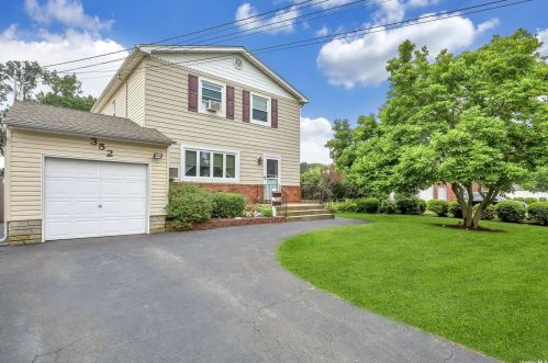 352 Neptune Ave, Babylon, NY 11704-5820