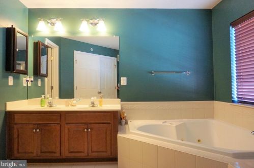 15815 John Diskin Cir, Woodbridge VA  22191-6513 exterior