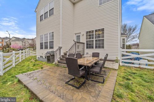 8168 Gilroy Dr, Lorton VA 22079-2936 exterior