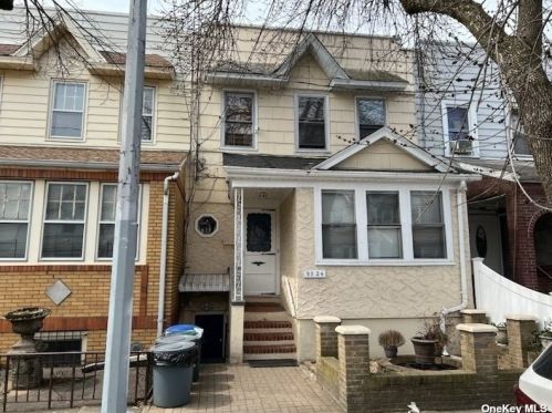 9724 81st St, Jamaica, NY 11416-1920