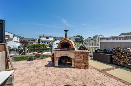 115 Annuskemunnica Rd, Babylon NY  11702-4424 exterior