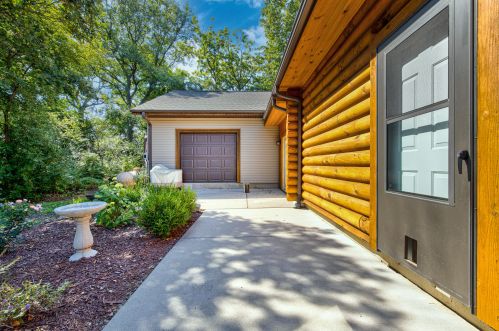 2717 Beaumont Ave, Waterford WI  53185-4933 exterior