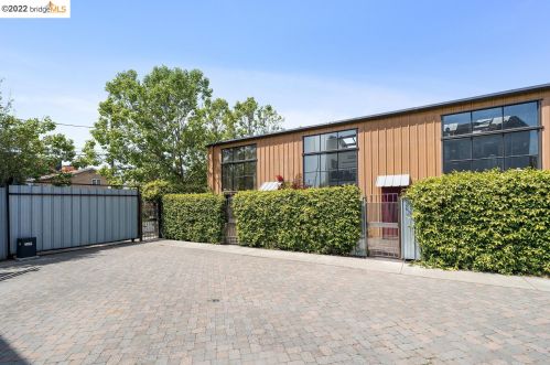 2858 Helen St, Oakland CA  94608-4028 exterior