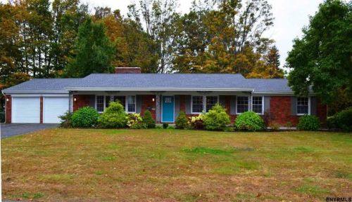 107 Oakwood Dr, Schenectady, NY 12302-4711