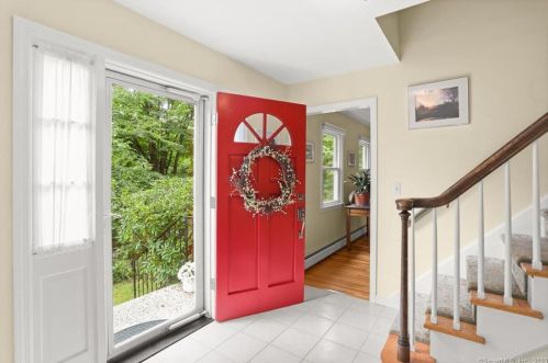 520 Tashua Rd, Bridgeport, CT 06611-1034