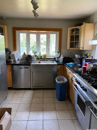 1628 Miriam Ct, Floral Park, NY 11003-4400