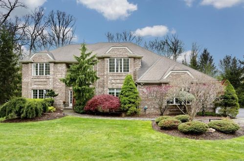 13 Golden Rd, Airmont, NY 10901-3220