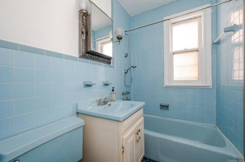 2340 Laconia Ave, Bronx NY  10469-1441 exterior