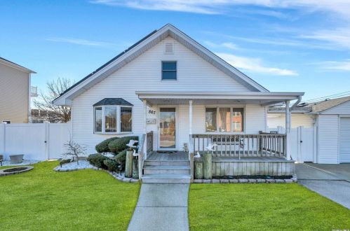 867 5th St, North Lindenhurst, NY 11757-5625