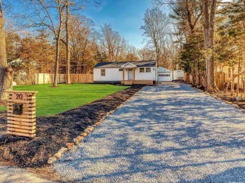 20 Heather Dr, Center Moriches, NY 11934-3104