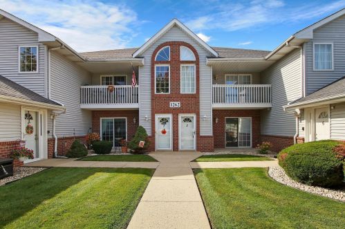 1262 Village Centre Dr, Kenosha, WI 53144-7253