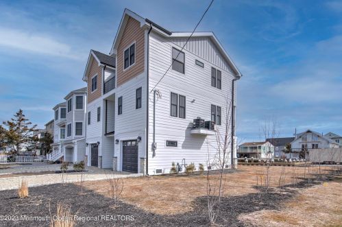 1217 Niihau Dr, Lacey NJ  08731-4702 exterior