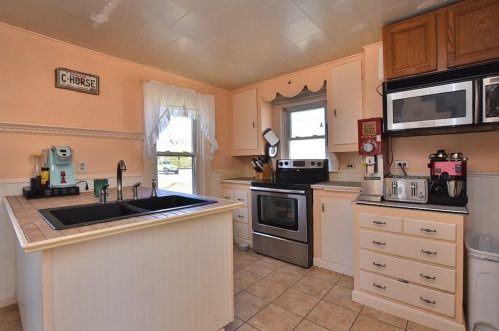 49 Custer St, Warwick, RI 02889-8825