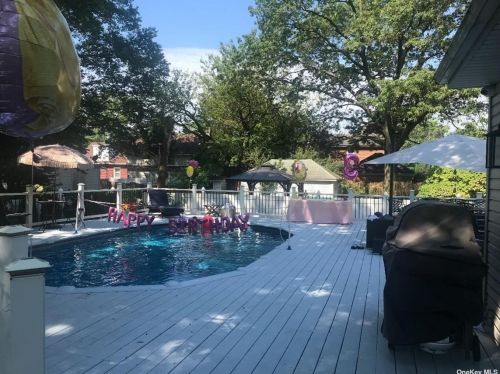 468 Cross St, Westbury, NY 11590-3337