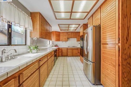 208 Cambridge Ave, San Leandro, CA 94577-1826