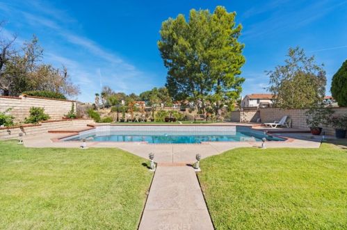 20463 Ermine St, Santa Clarita, CA 91351-1016