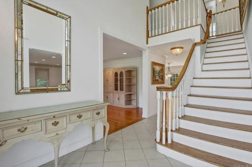 33 Eastview Dr, Valhalla, NY 10595-1109