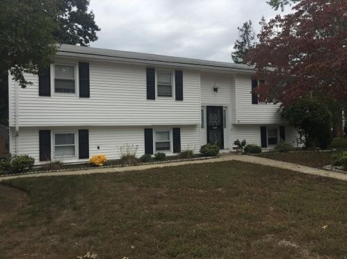 61 Janet Dr, Warwick, RI 02886-7425