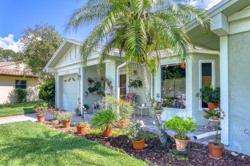 833 Helmsman St, Palm Harbor, FL 34685-1668