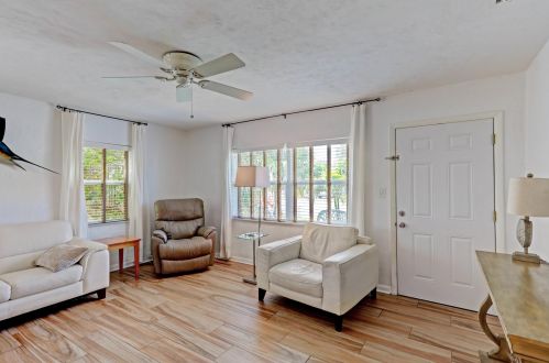 201 24th St, West Palm Beach, FL 33404-4516