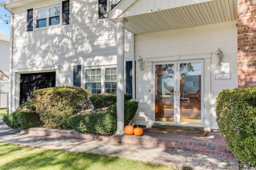 5 Felms Ct, Bethpage, NY 11714-2303