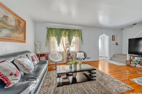 76 Barbara St, Floral Park, NY 11003-3604