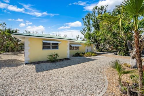 1125 Captains Walk St, Sanibel, FL 33957-5003