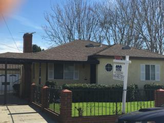 402 Pearl Ave, Compton, CA 90221-2751