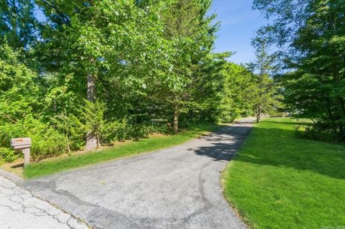 8 Carole Pl, Mahopac, NY 10541-4801