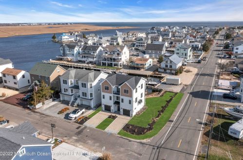 1217 Niihau Dr, Lacey NJ  08731-4702 exterior