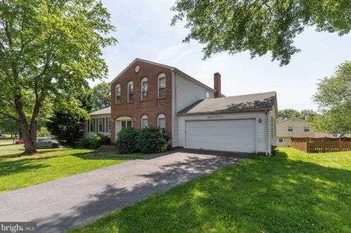 7931 Lake Pleasant Dr, Springfield, VA 22153-2750