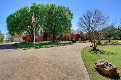 1305 Oak Dr, Lewisville TX  75028-3604 exterior