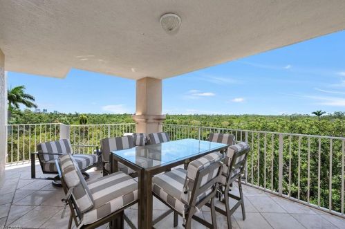 6597 Nicholas Blvd, Naples, FL 34108-7264