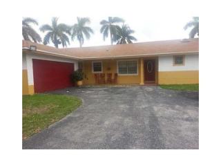 6321 198th Ter, Hialeah FL  33015-8127 exterior