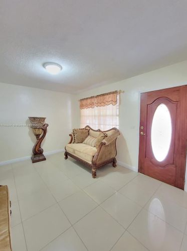 17 Suffolk Ave, Hialeah FL  33010-5035 exterior